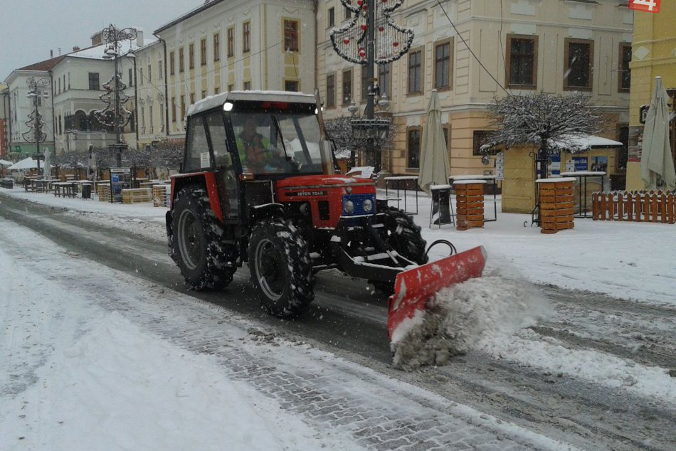 Ilustračný obrázok k článku Bystrickí cestári v pohotovosti od noci. Ako aktuálne bojujú so snehom v uliciach?
