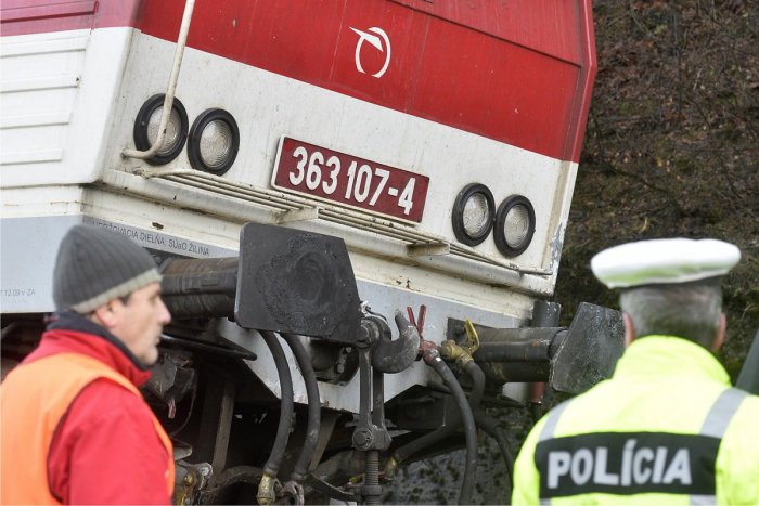 Ilustračný obrázok k článku Zrážka vlaku s prekážkou pri Prešove: Zasahovať museli hasiči s technikou