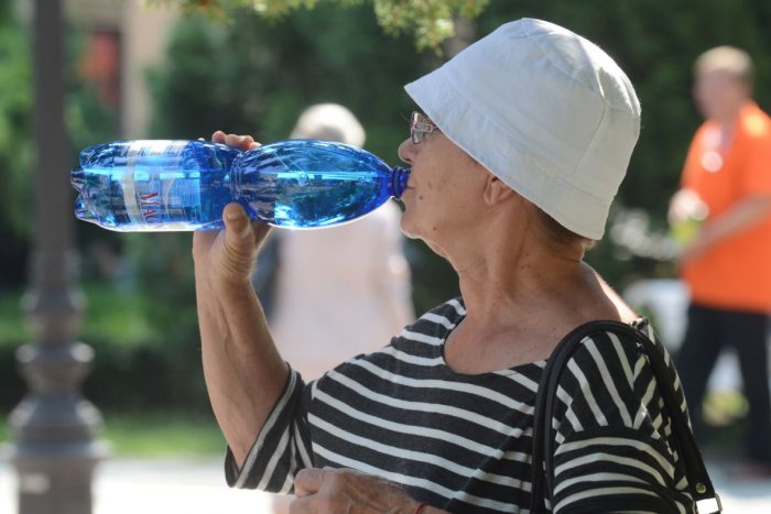 Ilustračný obrázok k článku Mýty o balených vodách: PET fľaše podľa odborníčky nespôsobujú zdravotné problémy