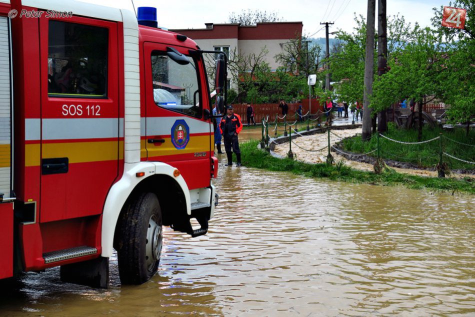 Ilustračný obrázok k článku Žilinskí policajti varujú: Viaceré cesty v kraji sú zaplavené alebo neprejazdné