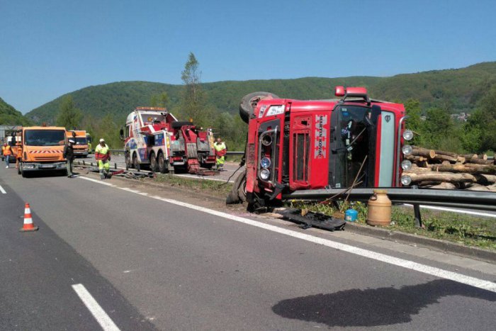 Ilustračný obrázok k článku Vážna nehoda na R1 pri Žiari, v akcii vrtuľník! FOTO z miesta