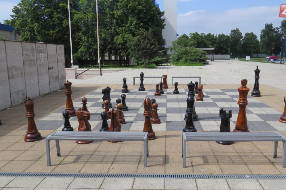 Ilustračný obrázok k článku V Nitre budú mať premiéru exteriérové šachy: Zahrajú si ich nevidiaci