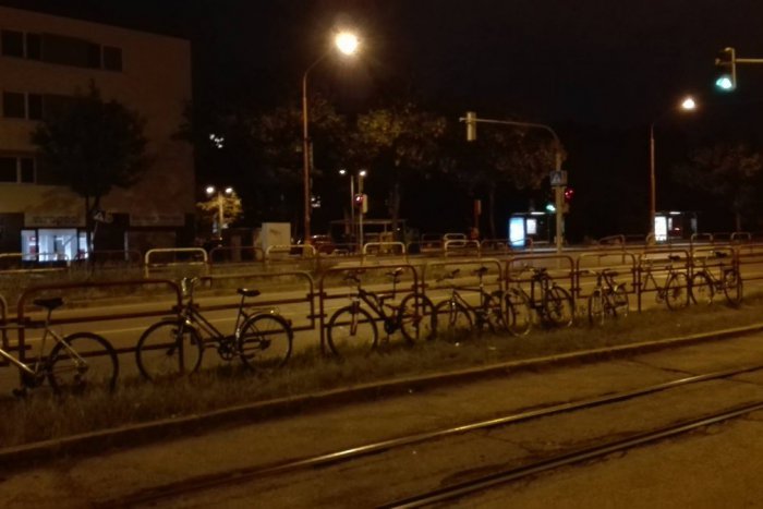 Ilustračný obrázok k článku Zábradlie pri vlakovej stanici Vinohrady sa zmenilo na "stojan" pre bicykle