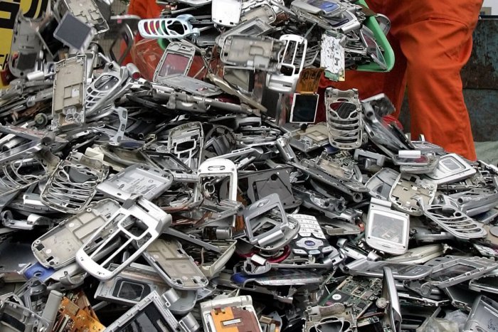 Ilustračný obrázok k článku RADÍME: Starý mobil neodhoďte do obyčajného smetiaka, porušíte zákon!