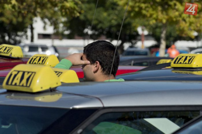 Ilustračný obrázok k článku Polícia radí: Môže rodič s dieťaťom cestovať v taxíku bez autosedačky? VIDEO