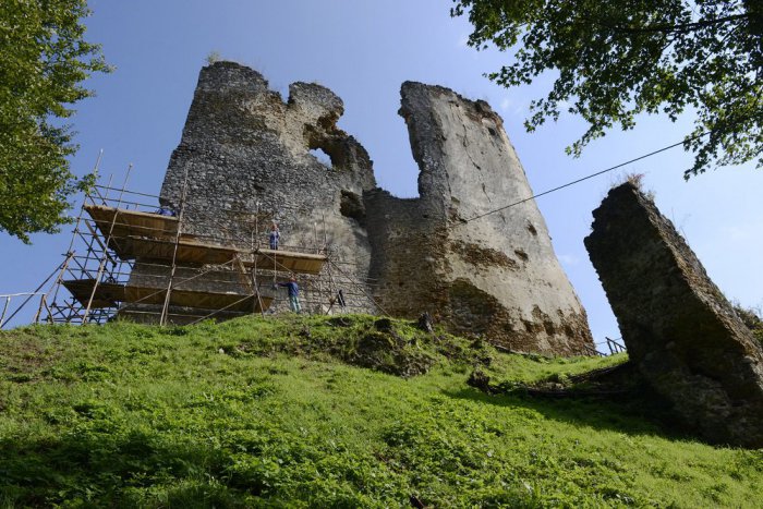 Ilustračný obrázok k článku FOTO: Na hrade Čičva sa maká aj tento rok. Takto vyzerá stredoveká stavba dnes