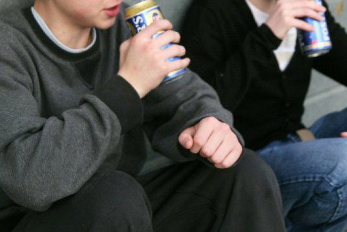 Ilustračný obrázok k článku Rodičia musia zbystriť pozornosť: Drogy a alkohol lákajú i deti zo základných škôl