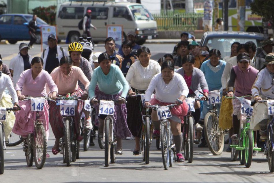 Ilustračný obrázok k článku KURIOZITA DŇA: V Bolívii si domorodé ženy užili netradičné bicyklové preteky