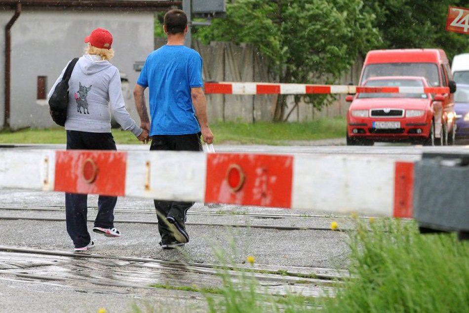 Ilustračný obrázok k článku Slováci stále riskujú: Pri skracovaní cesty cez koľaje zahynú každoročne desiatky ľudí
