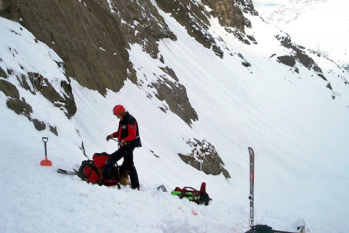 Ilustračný obrázok k článku Na horách platí tretí lavínový stupeň: Hrozia spontánne zosuvy snehu
