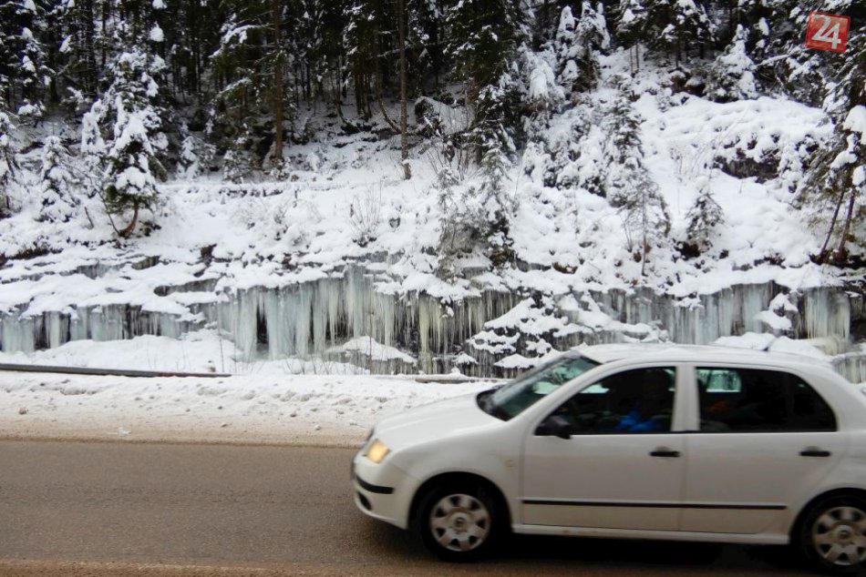 Ilustračný obrázok k článku KURIOZITA DŇA: Poblíž cesty sa tvorí ľadopád, obdivujú ho domáci i turisti