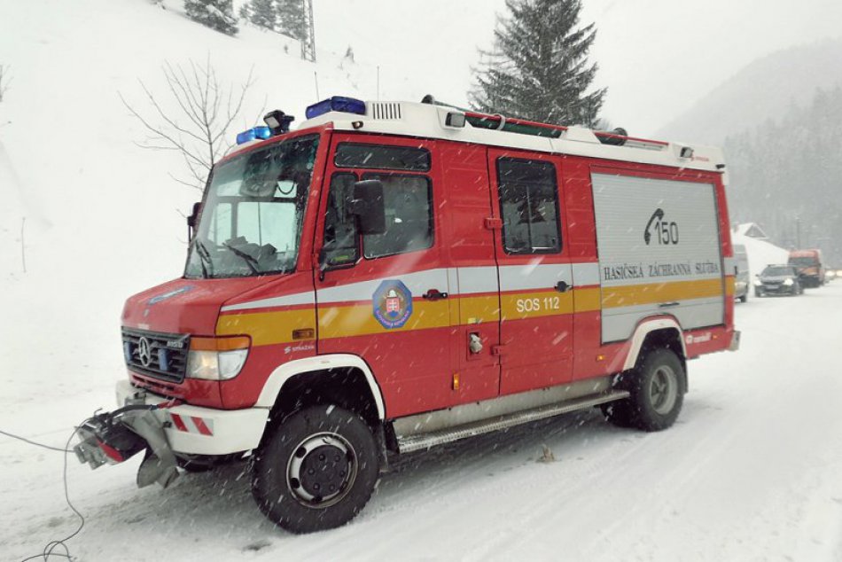 Ilustračný obrázok k článku Deti išli lyžovať: Pri Telgárte ťahali hasiči autobus z jarku
