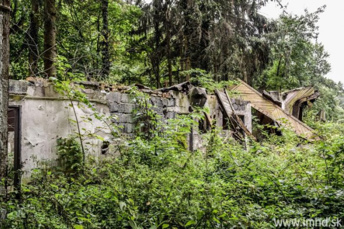 Ilustračný obrázok k článku Tajomná Železná studnička: Rozpadnuté ruiny patria bývalej vozovni autobusov