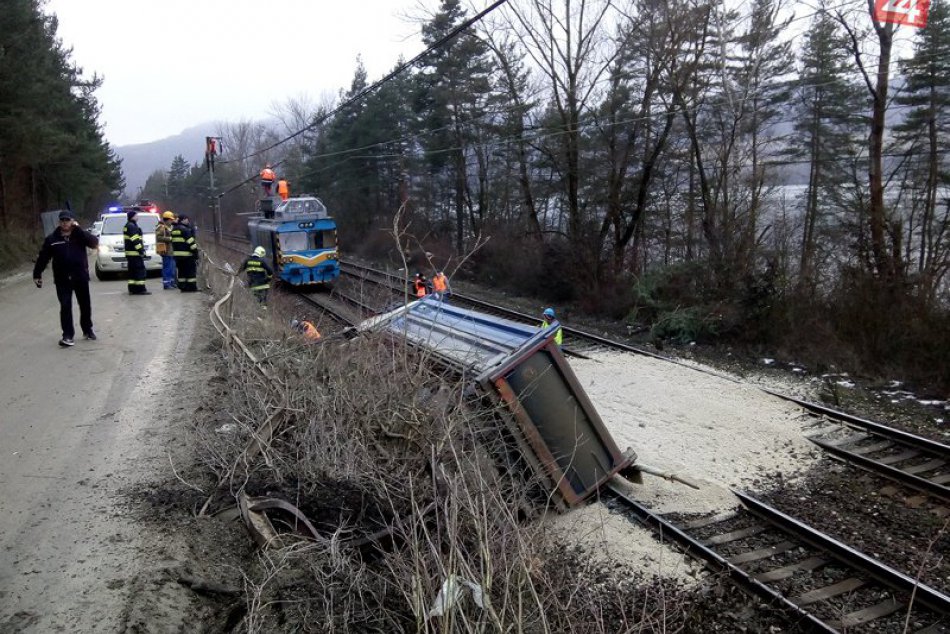 Ilustračný obrázok k článku Pri Považskej Bystrici padlo auto na železnicu: Obmedzenie železničnej dopravy