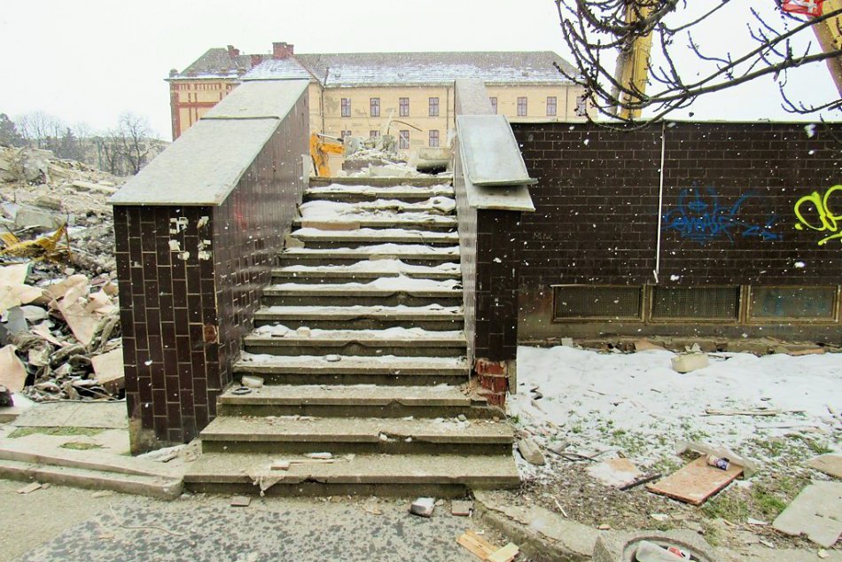 Ilustračný obrázok k článku Pozrite si to v OBRAZOCH: V centre Prešova už zbúrali budovu bývalého obchodného domu