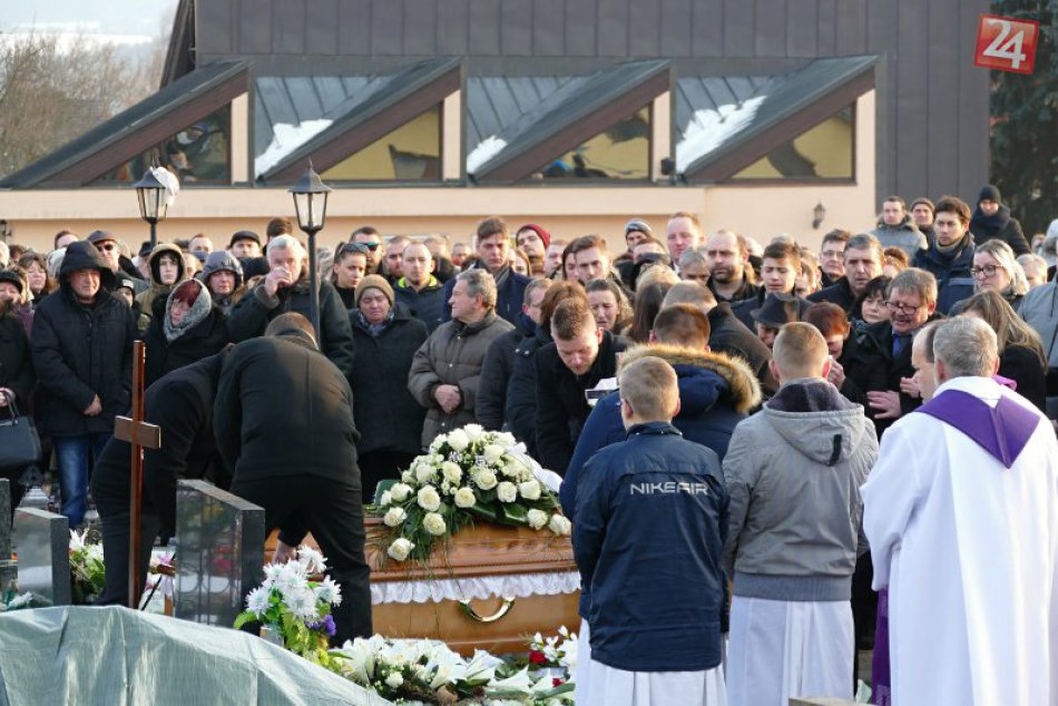 Ilustračný obrázok k článku Rozlúčka so zavraždeným novinárom Jánom Kuciakom: Arcibiskup vyslal jasný odkaz, FOTO