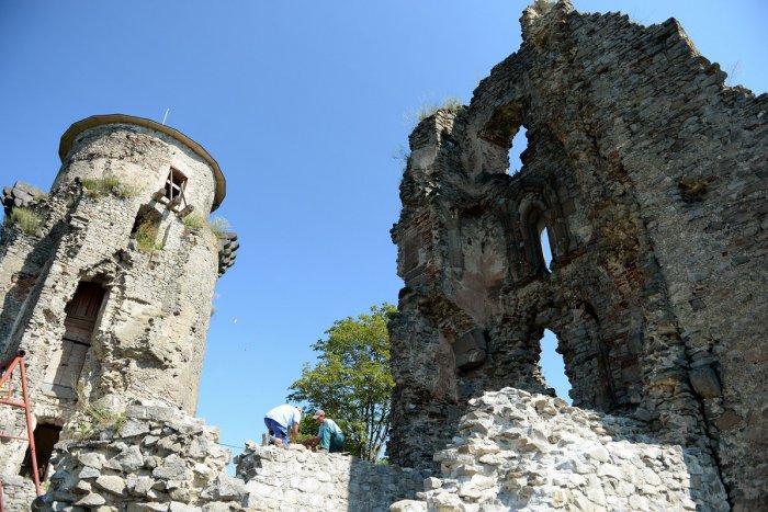 Ilustračný obrázok k článku Obnova hradu Slanec pokračuje: V hradnej veži Nebojsa osadili časť schodiska