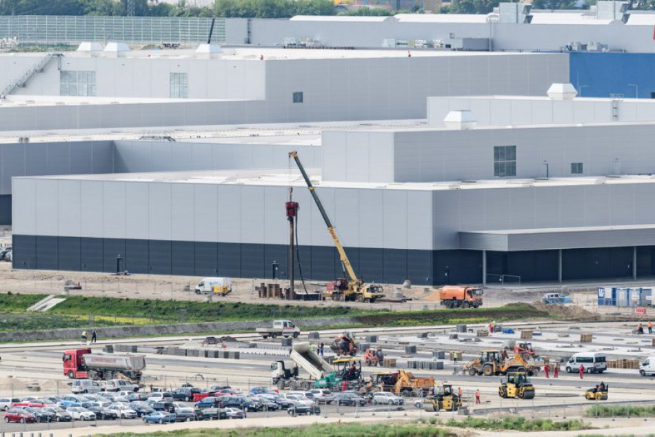 Ilustračný obrázok k článku FOTO: V budúcom závode Jaguar Land Rover v Nitre je rušno, výstavba sa blíži ku koncu