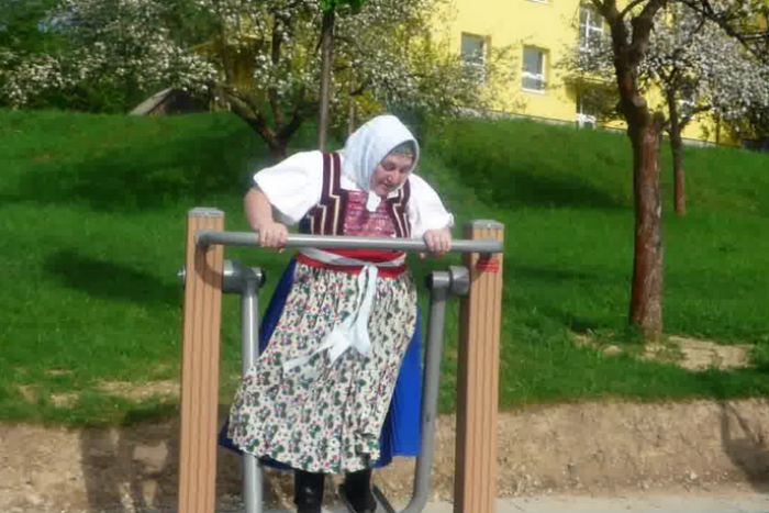 Ilustračný obrázok k článku Roztomilé VIDEO z dediny pri Spišskej: Babka v akcii na outdoorovom ihrisku!