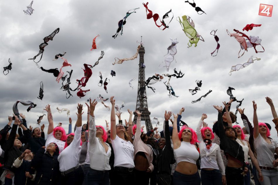Ilustračný obrázok k článku KURIOZITA DŇA: Keď Parížom lietajú podprsenky