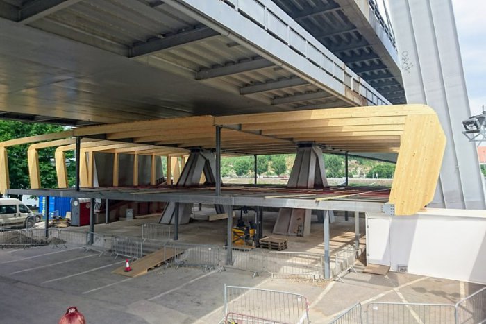 Ilustračný obrázok k článku Kritizovaná stavba pod Mostom SNP môže získať stavebné povolenie dodatočne