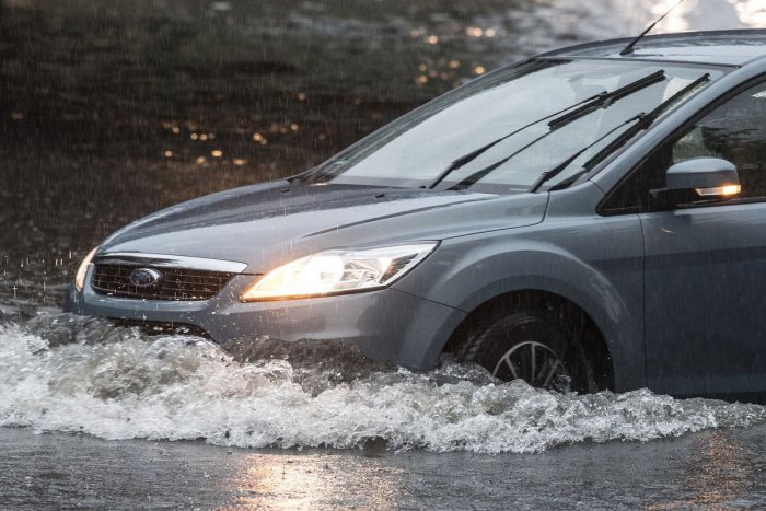 Ilustračný obrázok k článku RADÍME: Motoristi pozor, po záplavách sa v inzerátoch objavujú aj "zatopené" autá