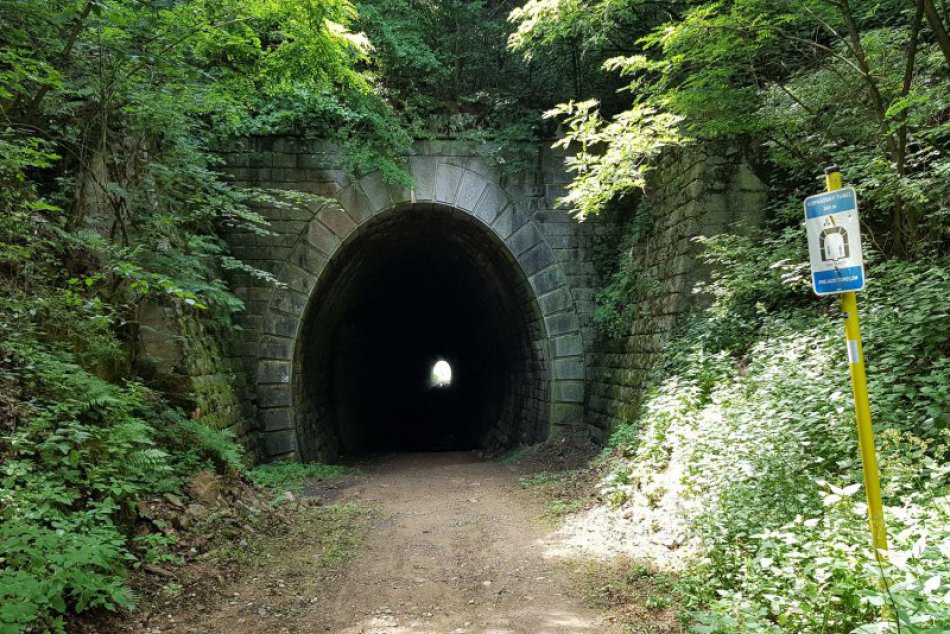 Ilustračný obrázok k článku FOTO: Cez tunely neďaleko Revúcej nikdy nešiel vlak. Slúžili ako sklad zbraní aj ovocia