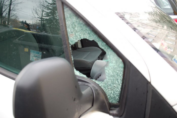 Ilustračný obrázok k článku Horor na diaľnici: Muž z Bratislavy kovovou tyčou rozbíjal predné a bočné sklá na autách