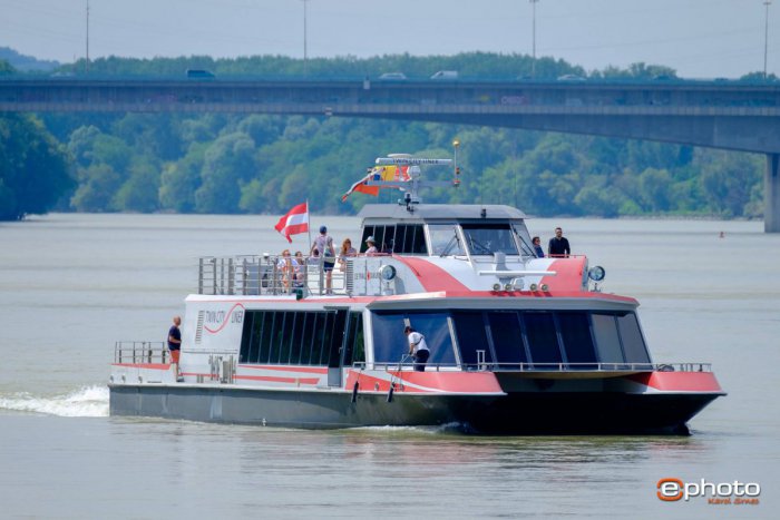 Ilustračný obrázok k článku Nízka hladina Dunaja spôsobuje problémy aj lodiam s turistami, VIDEO