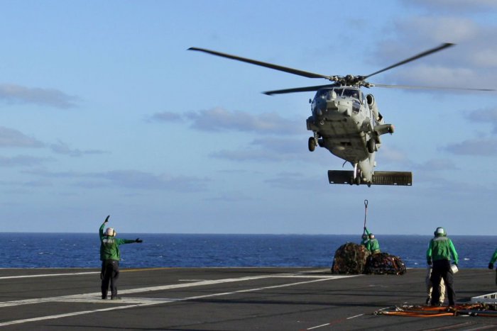 Ilustračný obrázok k článku Na palubu americkej lietadlovej lode sa zrútil vrtuľník: Z miesta hlásia zranených