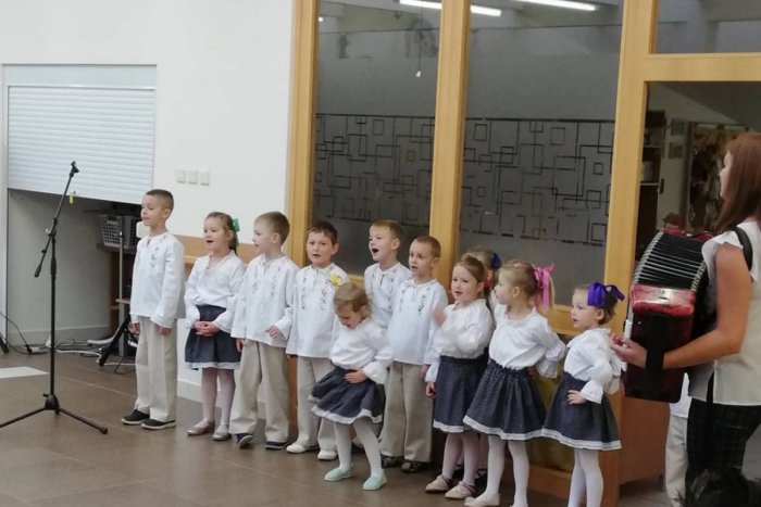 Ilustračný obrázok k článku Roztomilý kúsok novoveských škôlkarov: Prespievali známy song, toto vám spríjemní deň