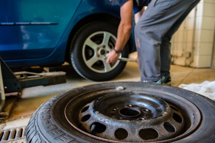 Ilustračný obrázok k článku Tretina vodičov si mení disky s pneumatikami sama: Drvivá väčšina ich skladuje doma