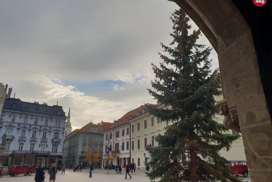 Ilustračný obrázok k článku Kým sa stal stromček na Hlavnom námestí symbolom Vianoc, poškodil plynovú prípojku