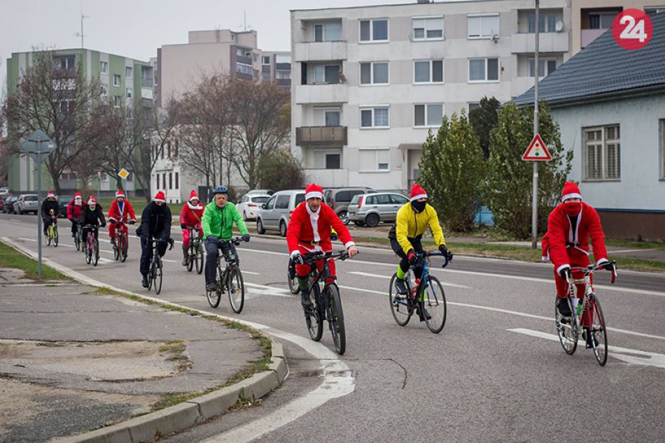 Ilustračný obrázok k článku Netradičný zjav v meste: Mikuláši na bicykloch spestrili ulice Nových Zámkov, FOTO