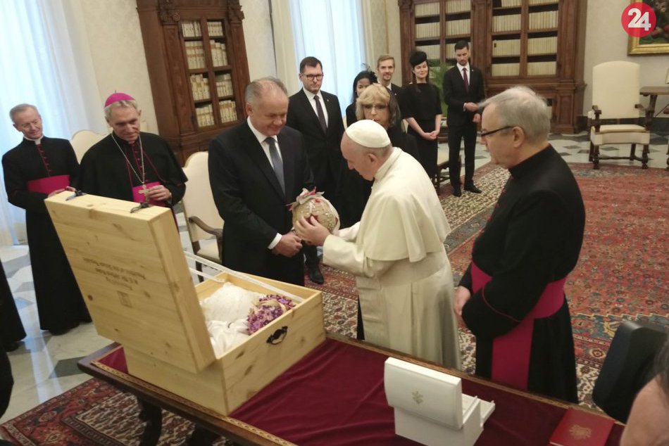 Ilustračný obrázok k článku Prezident Kiska sa stretol s pápežom: Odovzdal mu vianočné gule zo Slovenska