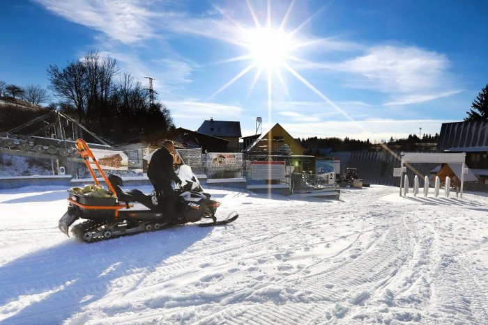 Ilustračný obrázok k článku Na svahoch okolo Žiaru sa už lyžuje: Prinášame aktuálne CENNÍKY skipasov