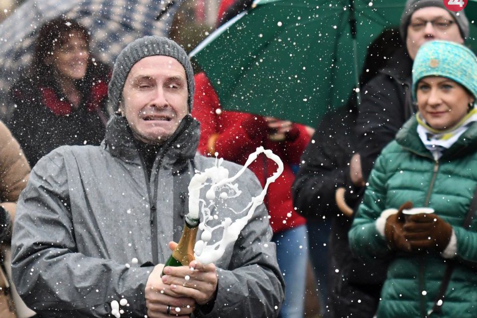 Ilustračný obrázok k článku Recesistické silvestrovské podujatie v Michalovciach: So šampanským súťažilo 62 ľudí