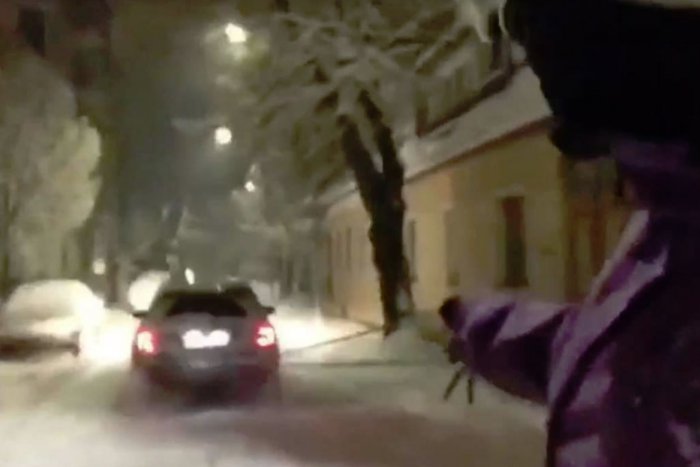 Ilustračný obrázok k článku Adrenalínové lyžovanie v uliciach: Piešťanec si užíva sneh po svojom, VIDEO