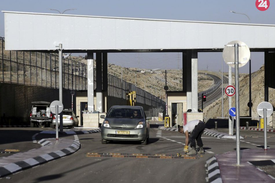 Ilustračný obrázok k článku Izrael otvoril novú diaľnicu: Izraelských a palestínskych vodičov oddeľuje múr