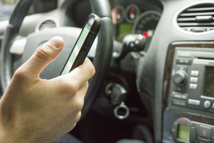 Ilustračný obrázok k článku Nepozornosť za volantom môže zabíjať: Až 24% Slovákov odpovedá na SMS počas jazdy