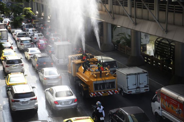 Ilustračný obrázok k článku Kritická úroveň smogu v Bangkoku: Lietadlami sa snažia vyvolať dážď, ulice kropia vodnými delami