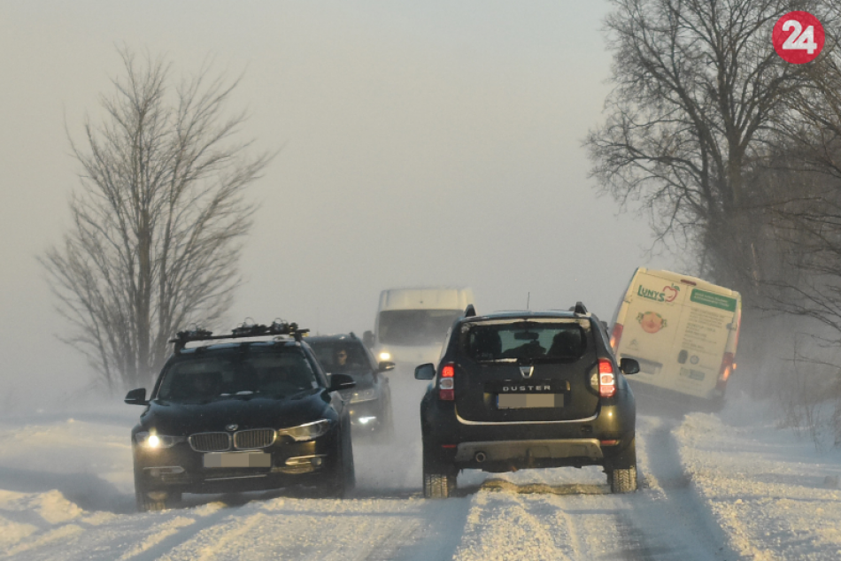 Ilustračný obrázok k článku Sneženie komplikuje dopravu: Znížená dohľadnosť, snehové jazyky i poľadovica