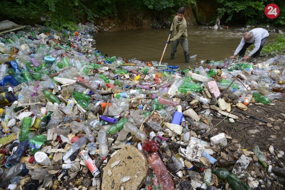 Ilustračný obrázok k článku Plastového odpadu v prírode pribúda: Na jedného človeka pripadá 53 kilogramov