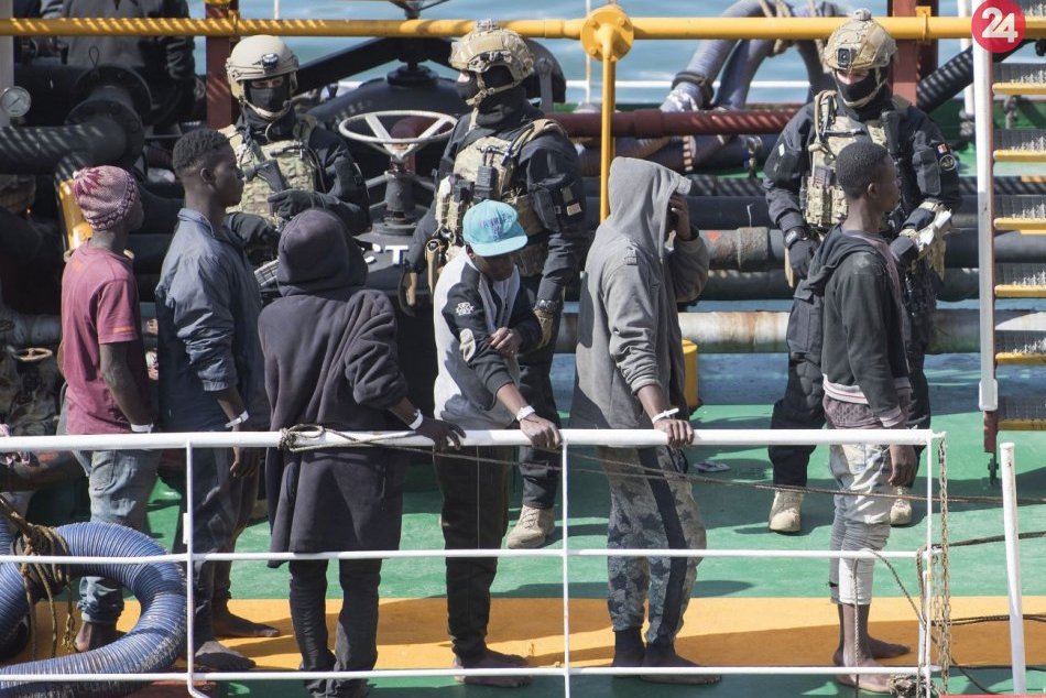 Ilustračný obrázok k článku Loď pomohla migrantom, tí ju uniesli: Maltské sily ju eskortovali k pobrežiu, FOTO
