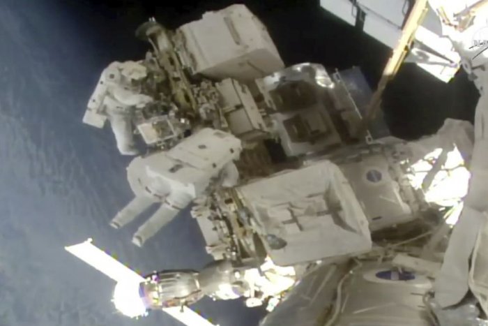 Ilustračný obrázok k článku Výstup do kozmu: Dvojica astronautov nainštalovala na ISS nové batérie