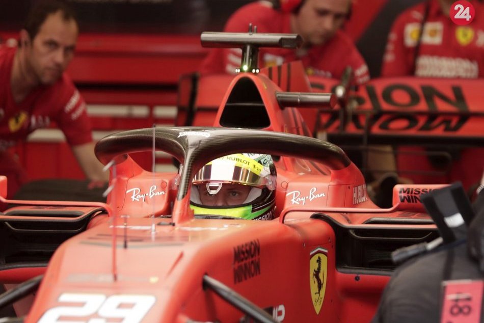 Ilustračný obrázok k článku Po stopách otca: Syn Michaela Shumachera absolvoval testy s tímom Ferrari, FOTO