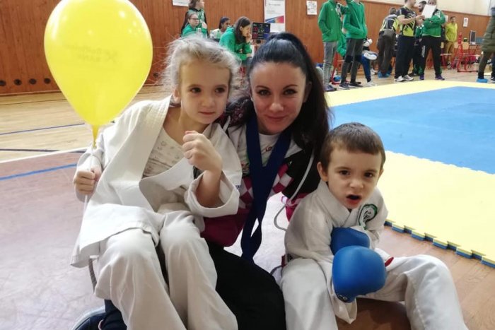Ilustračný obrázok k článku Obe odvetvia jej čistia hlavu: Júlia Hamajdáková je trénerkou karate aj výtvarníčka