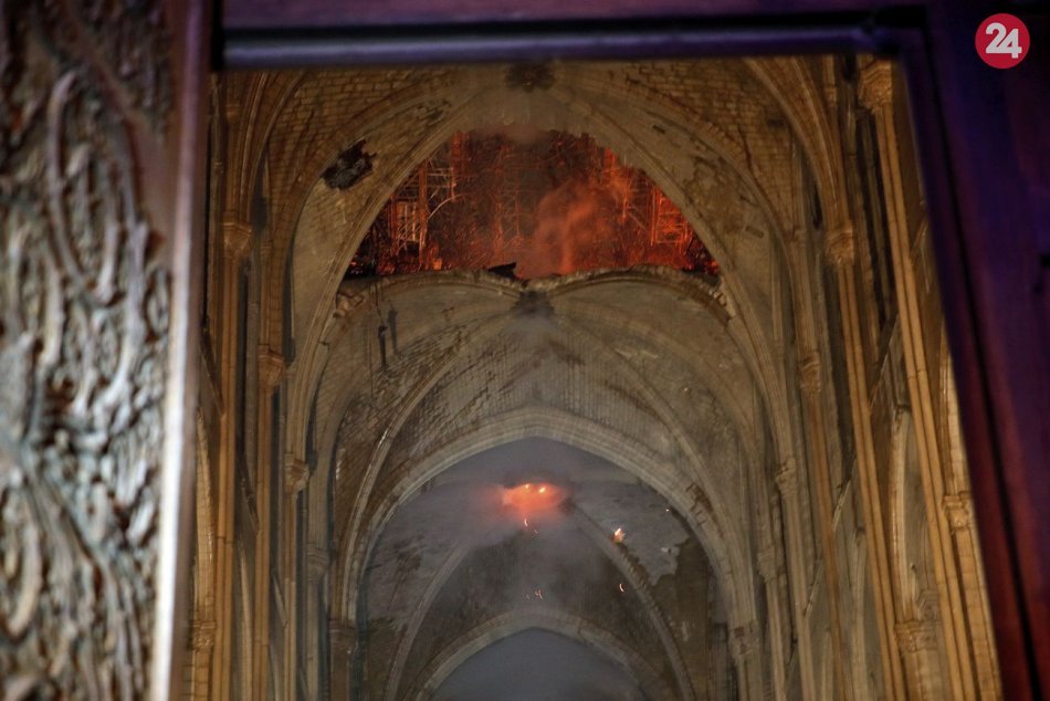 Ilustračný obrázok k článku V Notre-Dame prehorela klenba: Trosky popadali dovnútra, FOTO z interiéru
