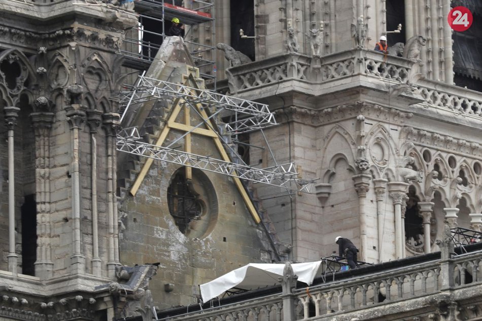 Ilustračný obrázok k článku Notre-Dame sa snažia ochrániť pred dažďom: Pozrite si aktuálne fotografie