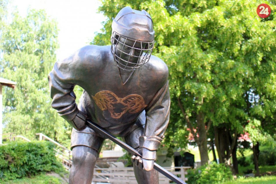 Ilustračný obrázok k článku HLASUJTE: V bystrickom parku odhalili sochu hokejistu. Páči sa vám? FOTO